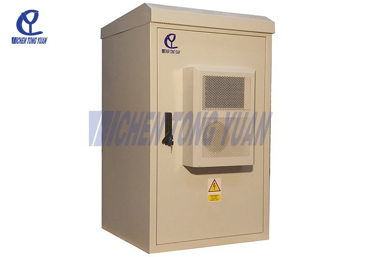 Pole mounted outdoor telecom equipment cabinet